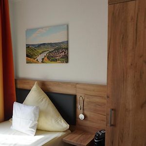 Zimmer mit Kingsize-Bett