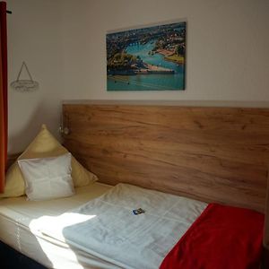 Zimmer mit Kingsize-Bett